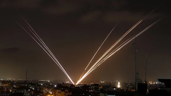 Raketen, die am Samstag aus dem Gazastreifen abgefeuert wurden, fliegen in Richtung Israel. - © Abdel Kareem Hana/APA Images via ZUMA Press Wire/dpa