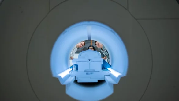 Die US-Forscher Alex Huth (l-r), Shailee Jain und Jerry Tang sammeln Daten zur Gehirnaktivit&auml;t im Biomedical Imaging Center der University of Texas in Austin. - &copy; Nolan Zunk/University of Texas in Austin/dpa