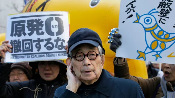Literaturnobelpreisträger Kenzaburo Oe bei einer Demonstration in Tokio für den Ausstieg Japans aus der Atomkraft. - © Kimimasa Mayama/EPA FILE/dpa