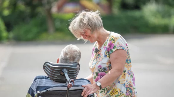 Hilde (60) zu Besuch bei ihrem Mann. Er sitzt seit seinem Unfall im Rollstuhl. - &copy; Florian Hellwig/ZDF/dpa