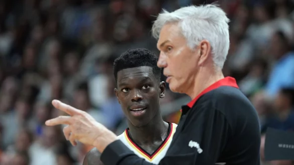 Deutschlands Trainer Gordon Herbert spricht Basketball-Star Dennis Schr&ouml;der gro&szlig;es Lob aus. - &copy; Soeren Stache/dpa