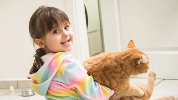 Oft (aber nicht immer!) zeigen Katzen gegen&uuml;ber Kindern erstaunlich viel Geduld. - &copy; Christin Klose/dpa-tmn