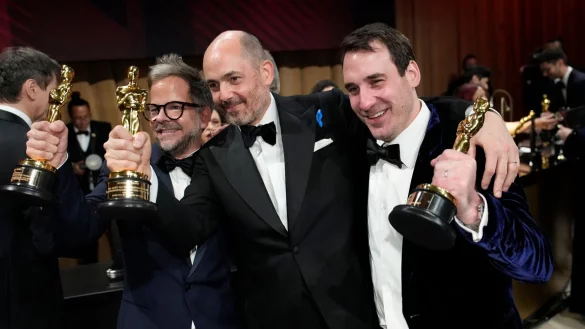 Christian M. Goldbeck (l-r), Edward Berger und James Friend feiern nach der Oscar-Verleihung beim Governors Ball. - &copy; John Locher/Invision/AP