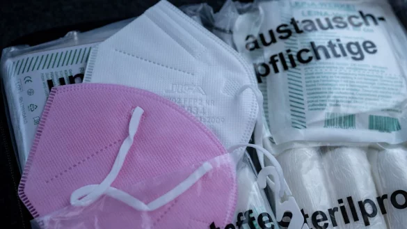 Erg&auml;nzung: Wer einen neuen Verbandskasten f&uuml;rs Auto kauft, findet nun auch zwei medizinische Masken darin. - &copy; Sebastian Gollnow/dpa/dpa-tmn