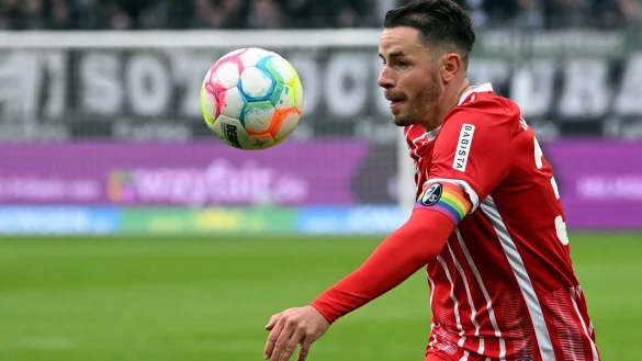 Freiburgs Christian G&uuml;nter musste mit einem gebrochenen Arm verletzt vom Feld. - &copy; Federico Gambarini/dpa