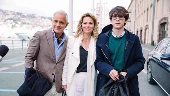 Frank (Florian Fitz, l) und Ehefrau Giulia (Barbora Bobulova) freuen sich, mit Sohn Nino (Luca Castellano) auf gro&szlig;e Schiffsreise zu gehen. - &copy; Matheus Bertoni/ZDF/dpa