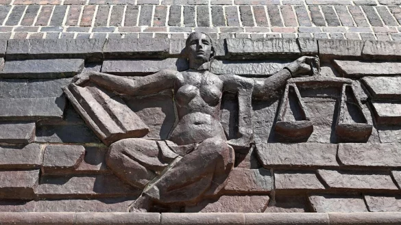 Blick auf die Justitia &uuml;ber dem Eingang eines Landgerichts. - &copy; Hendrik Schmidt/dpa-Zentralbild/dpa/Symbolbild