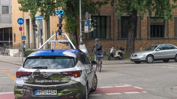 Mit Mast und vielen Linsen: Eines von Googles Kamera-Autos f&auml;hrt durch M&uuml;nchen. - &copy; Peter Kneffel/dpa/dpa-tmn