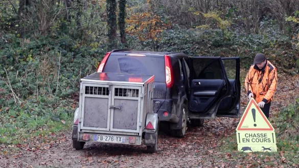 Ein franz&ouml;sischer J&auml;ger stellt ein Schild auf, das Spazierg&auml;nger vor einer Dr&uuml;ckjagd warnt. - &copy; Dominique Gest/Franz&ouml;sischer Jagdverband/dpa