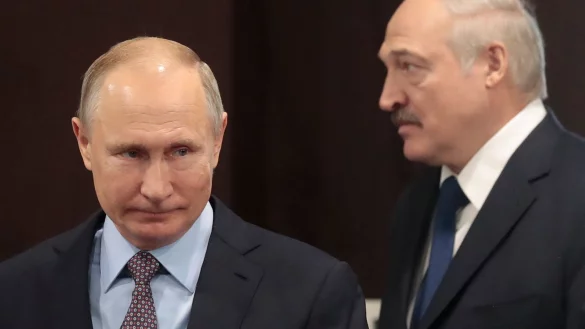 Kremlchef Wladimir Putin (r) und der belarussische Machthaber Alexander Lukashenko. - &copy; Sergei Chirikov/POOL EPA/AP/dpa