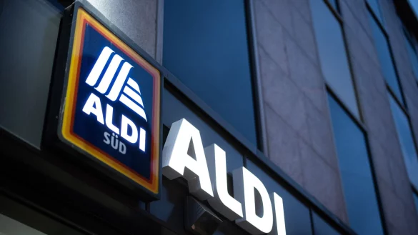 Blick auf das Logo einer Aldi S&uuml;d Filiale in der D&uuml;sseldorfer Innenstadt. - &copy; Marcel Kusch/dpa/Archivbild