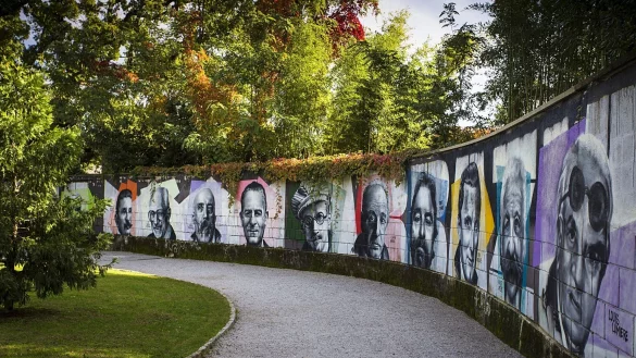 Im Stadtpark erinnern Mauergem&auml;lde an prominente G&auml;ste wie Komponist Gustav Mahler, Literat James Joyce, Universalgenie Albert Einstein oder auch Hollywoodstar Kirk Douglas. - &copy; Marko Vrdoljak/VisitOpatija.com/dpa-tmn/Handout