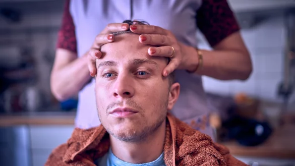 Amelies Freund Jonas Lange (Max Hubacher) ist lange Zeit der Hauptverd&auml;chtige der SOKO. - &copy; Frank Dicks/ZDF/dpa