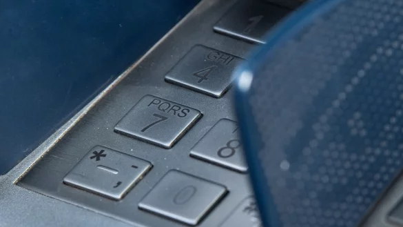 Statt maximal 500 Euro konnten Kunden in Irland wegen einer Panne vorübergehend mindestens doppelt so viel Geld an Automaten abheben. (Symbolbild) - © Fabian Sommer/dpa