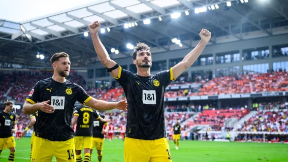 Dortmunds Mats Hummels (r) jubelt nach seinem Tor zum 4:2. - &copy; Tom Weller/dpa
