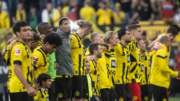 Dortmunds Spieler lassen sich nach dem 5:2-Sieg gegen Borussia M&ouml;nchengladbach von ihren Fans feiern. - &copy; Bernd Thissen/dpa