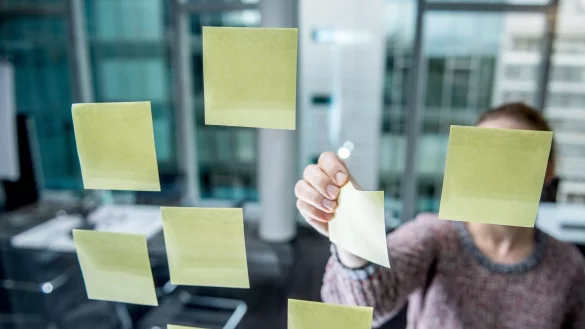 Nicht verzetteln: Wer zur Pr&auml;krastination neigt, sollte sich nicht blindlings in die Arbeit st&uuml;rzen, sondern Aufgaben zun&auml;chst nach Wichtigkeit sortieren. - &copy; Zacharie Scheurer/dpa-tmn