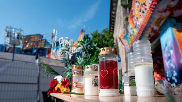 Kerzen und Blumen vor dem Fahrgesch&auml;ft &laquo;Break Dance&raquo; in Oberhausen, auf dem sich der t&ouml;dliche Unfall ereignete. - &copy; Fabian Strauch/dpa