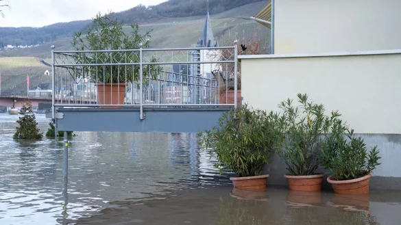 Kosten zur Beseitigung von Überschwemmungsschäden können in die Tausende gehen. Eine Wohngebäudeversicherung sollte darum besser umfassend schützen. - © Florian Schuh/dpa-tmn