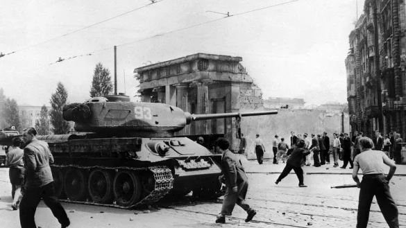 Demonstranten werfen am 17. Juni 1953 in Berlin mit Steinen auf sowjetische Panzer. - &copy; -/dpa