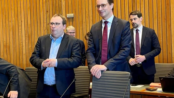 NRW-Verkehrsminister Oliver Krischer (l) und Ministerpr&auml;sident Hendrik W&uuml;st (vorne rechts) kommen zur Sondersitzung des Verkehrsausschusses. - &copy; Oliver Auster/dpa