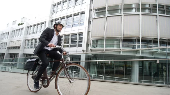 In den Feierabend auf zwei R&auml;dern? M&ouml;chten Arbeitnehmer ihr Dienstfahrrad auch privat nutzen, sollten sie mit dem Arbeitgeber auch Haftungsfragen vorab kl&auml;ren. - &copy; Tobias Hase/dpa-tmn