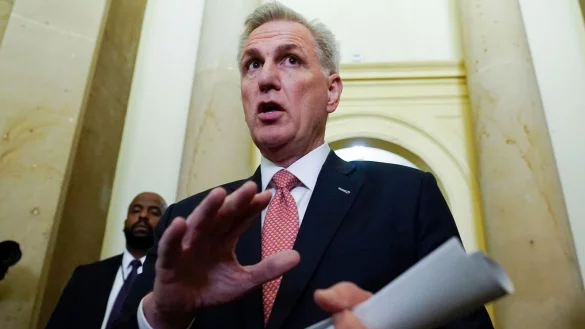 Der Vorsitzende des Repr&auml;sentantenhauses, Kevin McCarthy, steht in der Kritik - er hat wichtiges Videomaterial einem rechtskonservativen TV-Moderator &uuml;berlassen, der in seinen Sendungen Verschw&ouml;rungstheorien verbreitet. - &copy; Alex Brandon/AP/dpa