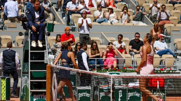 Marta Kostjuk (l) geht an Aryna Sabalenka vorbei - ohne den obligatorischen Handschlag. - © Frank Molter/dpa