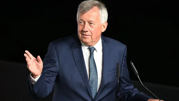 Michael Wiederer, EHF-Pr&auml;sident, spricht w&auml;hrend der Auslosung f&uuml;r die Handball EM 2024. - &copy; Federico Gambarini/dpa