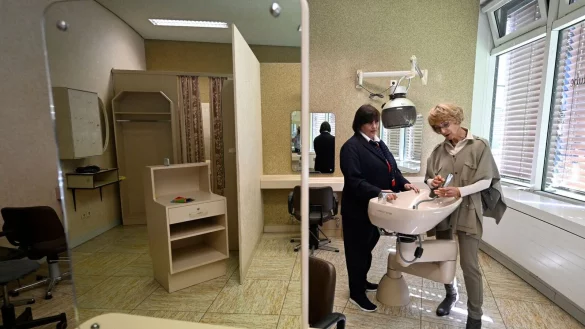 Friseurmeisterin Brigitte Pehlke (r) und Friseurin Beate Hanßen stehen ein letztes Mal in ihrer ehemaligen "Frisier-Stube" im Landtag von Nordrhein-Westfalen. - © Roberto Pfeil/dpa