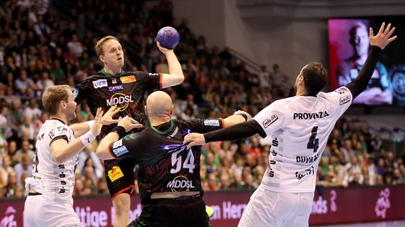 Omar Ingi Magnusson (2.v.l.) gewann mit Magdeburg das Spitzenspiel gegen Kiel. - &copy; Eroll Popova/dpa