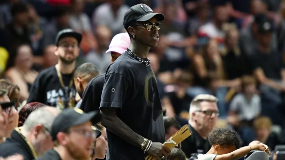 Basketball-Weltmeister Dennis Schröder freut sich auf seinen Neustart in Toronto. - © Swen Pförtner/dpa