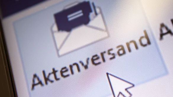 Ein Mauszeiger schwebt &uuml;ber dem Button &laquo;Aktenversand&raquo;. - &copy; Sebastian Gollnow/dpa/Illustration