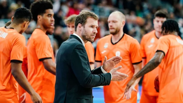 Ulms Trainer Anton Gavel applaudiert zwischen den Spielern. Er steht mit seinem Team im Eurocup-Viertelfinale. - &copy; Uwe Anspach/dpa