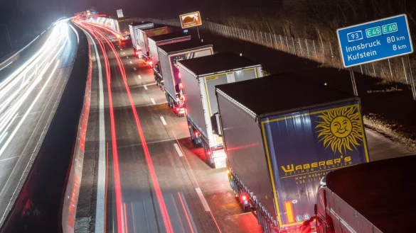 Lastwagen auf der Autobahn A93 vor der bayerisch-&ouml;sterrreichischen Grenze in Fahrtrichtung &Ouml;sterreich. - &copy; Peter Kneffel/dpa