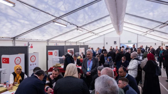 W&auml;hlerinnen und W&auml;hler geben im t&uuml;rkischen Generalkonsulat in H&uuml;rth (NRW) ihre Stimme f&uuml;r die Parlaments- und Pr&auml;sidentenwahl ab. - &copy; Rolf Vennenbernd/dpa