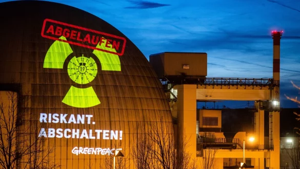 Eine Greenpeace-Aktion am Kernkraftwerk Neckarwestheim. Greenpeace macht mit ihrer Aktion darauf aufmerksam. Die FDP will mit dem R&uuml;ckbau noch warten. - &copy; Christoph Schmidt/dpa