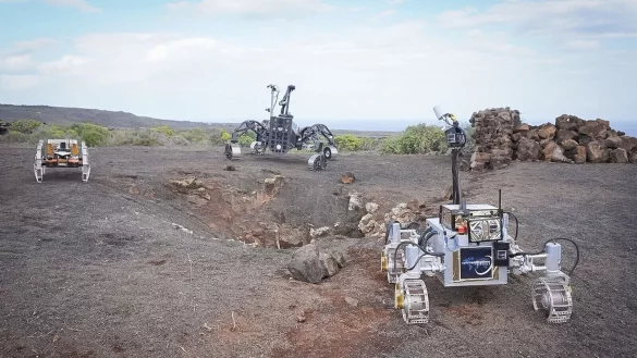 Die drei autonomen Rover Coyote III, SherpaTT und LUVMI-X erkunden den Eingang zu einer Lavah&ouml;hle auf Lanzarote. - &copy; Tom Becker/DFKI/dpa