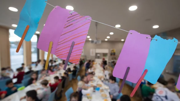 Eine Girlande mit Eis aus Papier h&auml;ngen in der Kantine einer Grundschule vor den Kindern. - &copy; Sebastian Gollnow/dpa/Archivbild