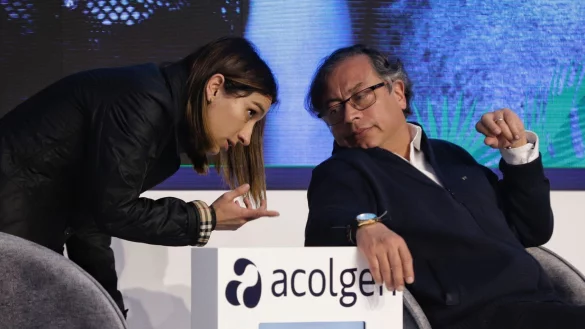 Laura Sarabia (l) im Gespräch mit Gustavo Petro, Präsident von Kolumbien. - © Camila Diaz/colprensa/dpa