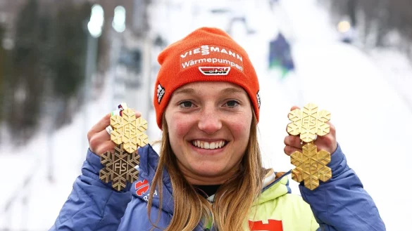 Skispringerin Katharina Althaus zeigt ihr Medaillenset aus Planica, bestehend aus drei Goldmedaillen und einer Bronzemedaille. - &copy; Daniel Karmann/dpa