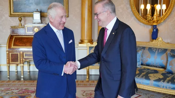 K&ouml;nig Charles III. (l) empf&auml;ngt den australischen Premierminister Anthony Albanese w&auml;hrend einer Audienz im Buckingham Palace. - &copy; Jonathan Brady/PA pool/dpa