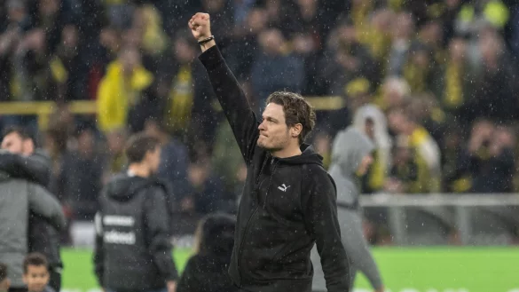 Dortmunds Trainer Edin Terzic jubelt nach dem Spiel gegen Eintracht Frankfurt. - &copy; Bernd Thissen/dpa