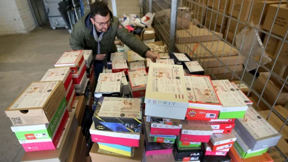 Schuhkartons stapelt Zekeriya Cil vom Hilfsverein mit Unterst&uuml;tzung des T&uuml;rkischen Bundes Nordrhein-Westafen in einem Lagerhaus - &copy; Roland Weihrauch/dpa