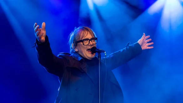 Sven Regener, Frontmann von der Band Element of Crime, auf der B&uuml;hne in Berlin. - &copy; Christophe Gateau/dpa