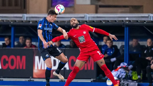 Paderborns Tobias Müller (l) und Kaiserslauterns Terrence Boyd kämpfen um den Ball. - © David Inderlied/dpa