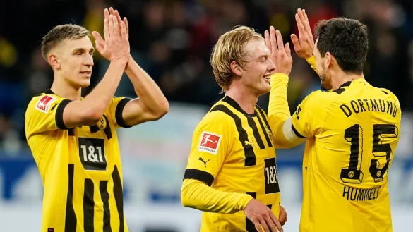 Dortmunds Julian Brandt (M) freut sich mit seinen Mannschaftskollegen &uuml;ber den Sieg bei der TSG 1899 Hoffenheim. - &copy; Uwe Anspach/dpa