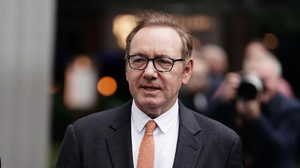 Kevin Spacey erscheint im dunklen Anzug vor dem Southwark Crown Court. - &copy; Jordan Pettitt/PA Wire/dpa