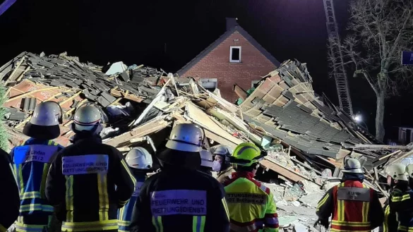 Feuerwehr und Rettungskr&auml;fte vor dem eingest&uuml;rzten Haus im Bochumer Stadtteil Linden. - &copy; Markus Gayk/TNN/dpa