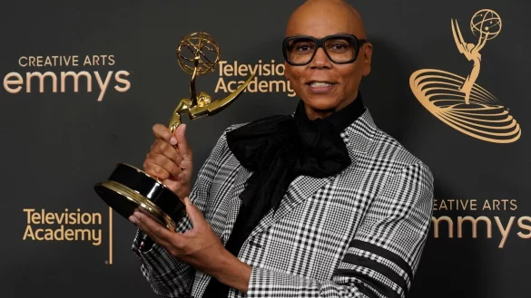 RuPaul zeigt seinen Preis f&uuml;r die herausragende Moderation einer Reality- oder Wettbewerbssendung, den er 2022 erhielt. - &copy; Chris Pizzello/Invision via AP/dpa